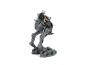 Actionfigur einer Figur, die ein graues Lauf-Fahrzeug reitet.