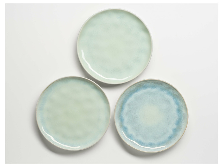 Drei hellblaue Keramikschalen.