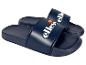 Dunkelblaue Ellesse Herren-Slides mit weißem Logo und farbigem Halbkreis.