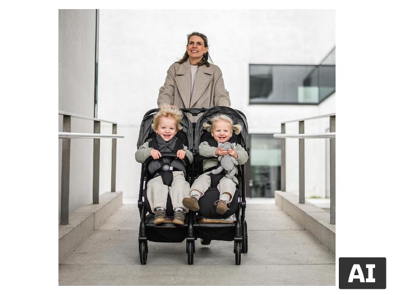 Eine Mutter schiebt den Geschwisterwagen BABYGO GO Twiche mit zwei lachenden Kleinkindern. [KI-generiertes Bild]