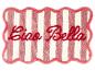 Rot-weiß gestreifte Badematte mit dem Schriftzug „Ciao Bella“ in Rot.