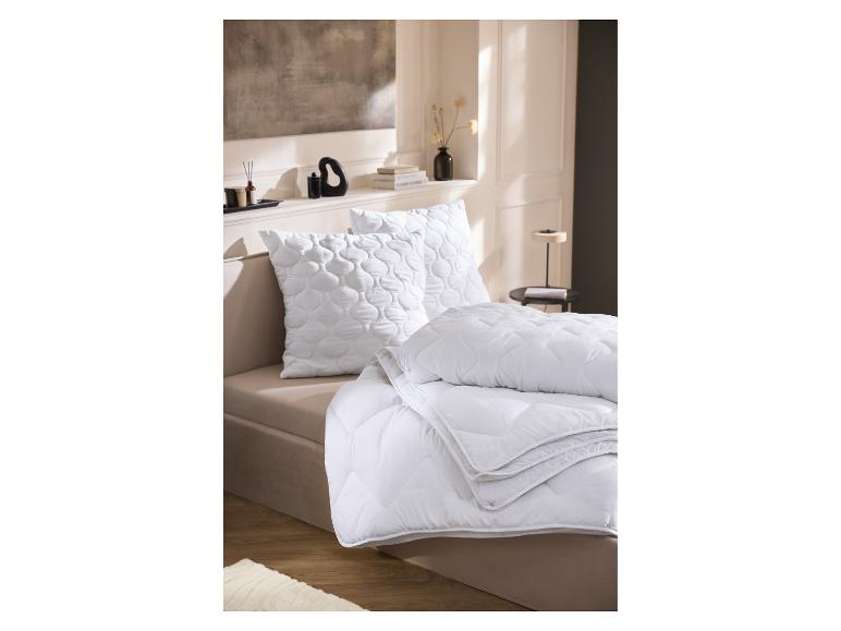 LIVARNO home 4-Jahreszeiten-Steppbett auf einem Bett mit Kissen