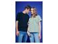 Mann in schwarzem T-Shirt und Frau in hellgrünem T-Shirt, beide in Jeans.