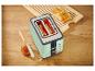 Minzgrüner Toaster mit Toast und Marmelade auf einem Holzschneidebrett.