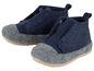 Zwei Paar blaue Wollpantoffeln mit grauen Sohlen.