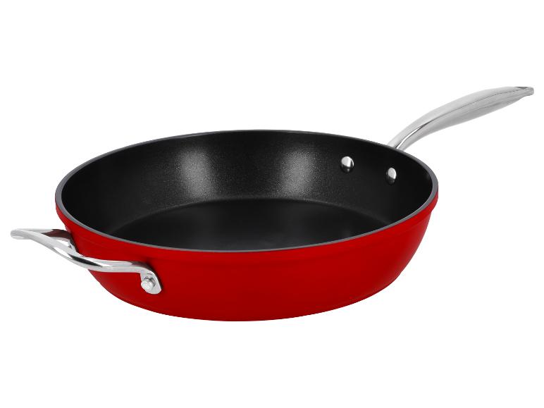 Rote Pfanne mit schwarzer Antihaftbeschichtung und silbernen Griffen.