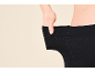Frau in schwarzen Leggings, die einen lockeren Bund zeigt