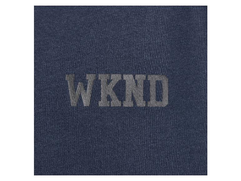 Dunkelblaues T-Shirt mit geprägtem „WKND“-Text.