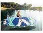 Frau mit Stand-Up-Paddle-Board auf einem See, umgeben von Bäumen.