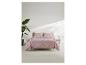 Rosa Bettwäsche-Set mit weißen Punkten in einem minimalistischen Schlafzimmer mit Pflanze und Nachttisch.