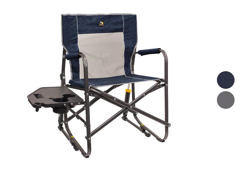 Ein blauer Campingstuhl mit Armlehnen und einem Beistelltisch.