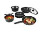 Set schwarzes antihaftbeschichtetes Kochgeschirr, inklusive Töpfen und Pfannen mit Speisen.