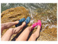 Zwei Paar Wasserschuhe auf einem Felsen am Wasser.