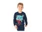 Junge in blauem Langarmshirt und Jogginghose mit Superhelden-Aufdruck