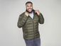 Mann in einer grünen Winterjacke