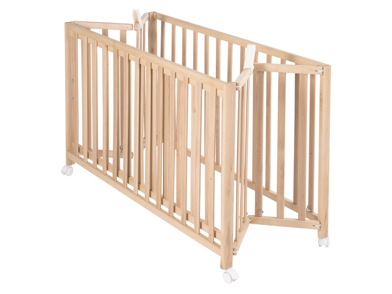 Ein hölzernes Babybett mit Rädern