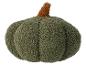 Ein olivgrüner Plüschkürbis.