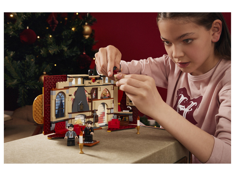 Ein Kind baut ein LEGO Harry Potter Set mit dem Gryffindor-Gemeinschaftsraum.