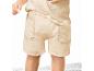 Beige Baby-Outfit: T-Shirt und Shorts.