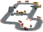 Hölzerne Spielzeug-Rennstrecke mit Autos, Figuren und Zubehör wie Ziellinie und Boxenstopp.
