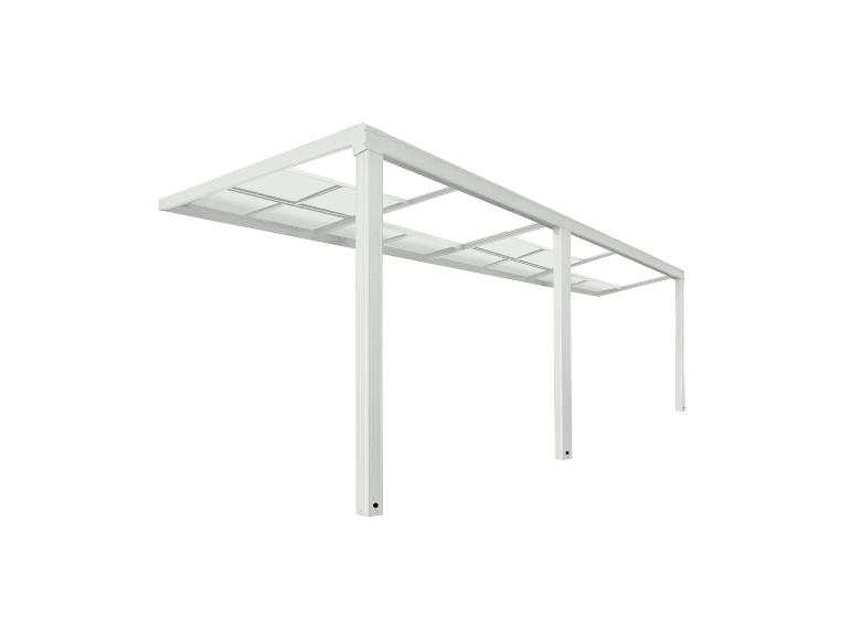 Weiße Metallpergola mit lichtdurchlässigem Dach, aus niedriger Perspektive.