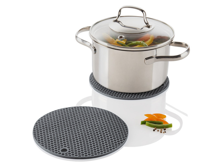 Ein Topf mit Deckel auf einer grauen Silikonunterlage.