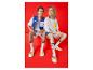 Zwei Personen in bunten T-Shirts, Westen, Shorts, Socken und Sandalen.