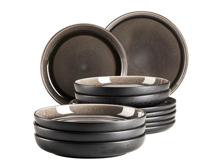 Ein Stapel schwarzer Schüsseln und Teller