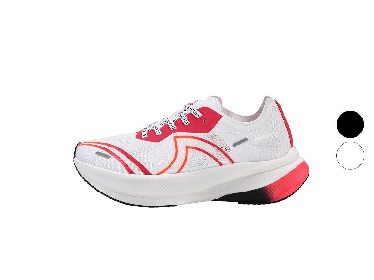 Weiße Laufschuhe mit roten und orangefarbenen Akzenten und schwarzer Sohle.