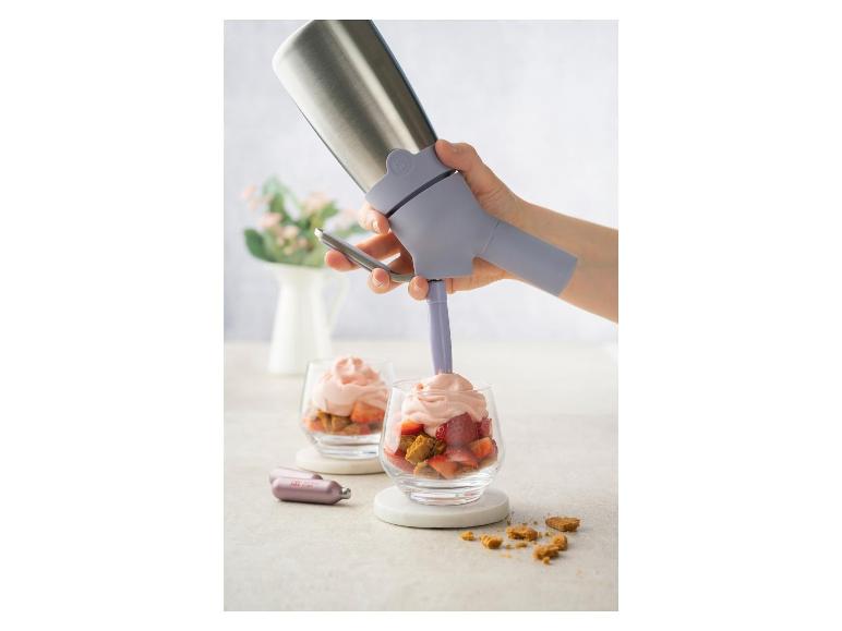 Sahnesyphon und Erdbeer-Desserts.