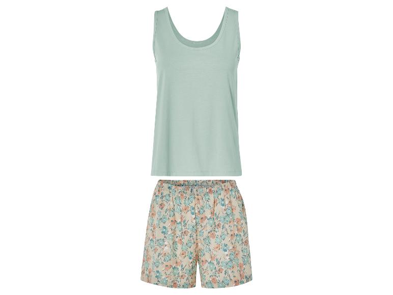 Pyjama: hellgrünes Top und Blumen-Shorts.