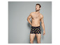 Mann in Boxershorts mit Fruchtmuster.