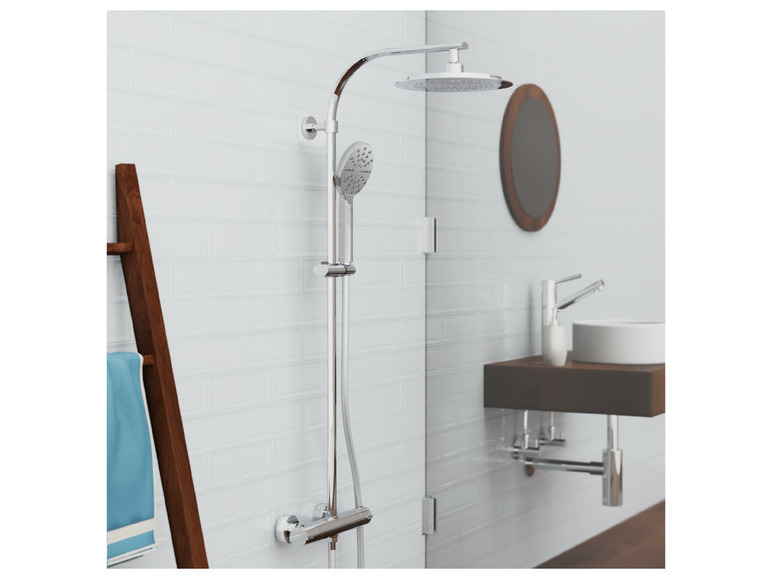 Ein verchromtes Duschset mit einer Regendusche und einer Handbrause.