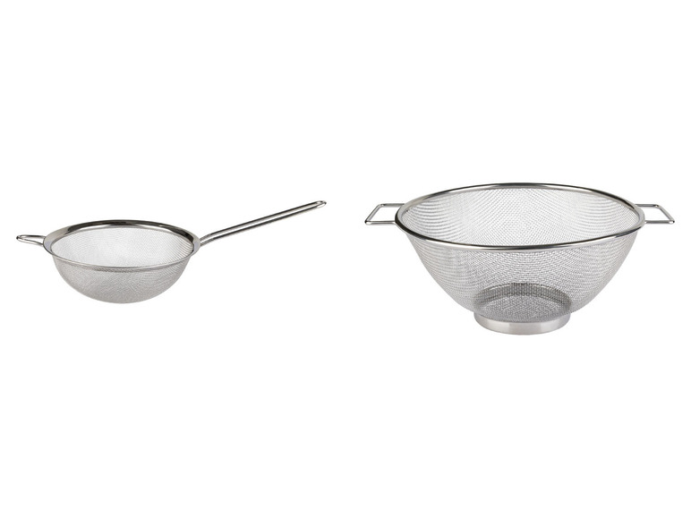 Zwei Metallsiebe: eines mit Griff und eines mit zwei Griffen.