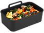 Schwarze Silikonform für die Heißluftfritteuse gefüllt mit Grillgemüse.
