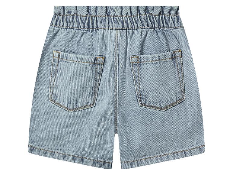 Hellblaue Jeans-Shorts mit Gummizug und zwei Gesäßtaschen.