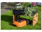 Robotermäher und Blumenkasten: einfache Gartenpflege.
