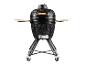 Schwarzer Kamado-Grill mit Holz-Seitenablagen und Rollen.