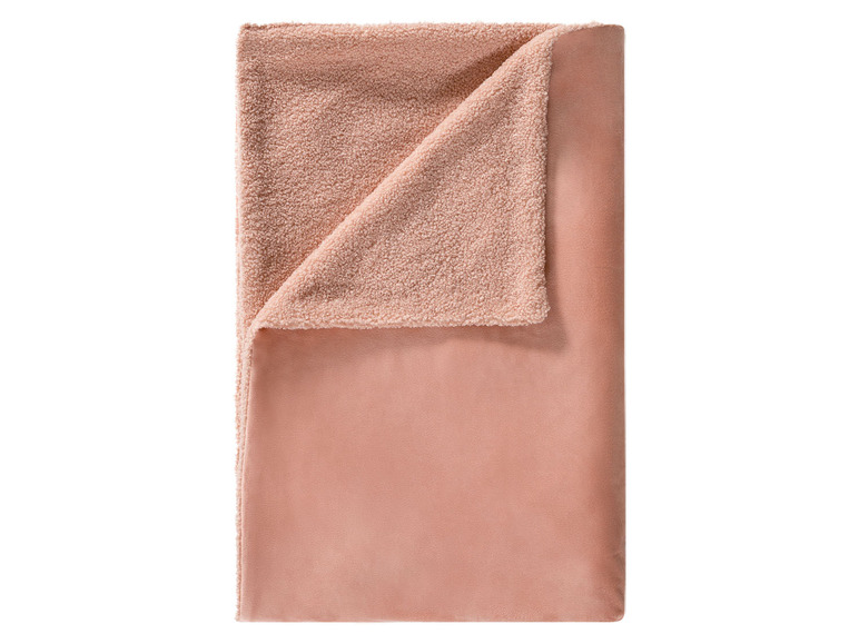 Eine gefaltete rosa Fleece-Decke