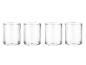 Vier transparente, gerippte Trinkgläser auf weißem Hintergrund