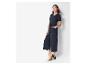 Schwarzer Jumpsuit und beige Damen-Mules.