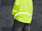 Eine gelbe Sicherheitsweste mit reflektierenden Streifen.
