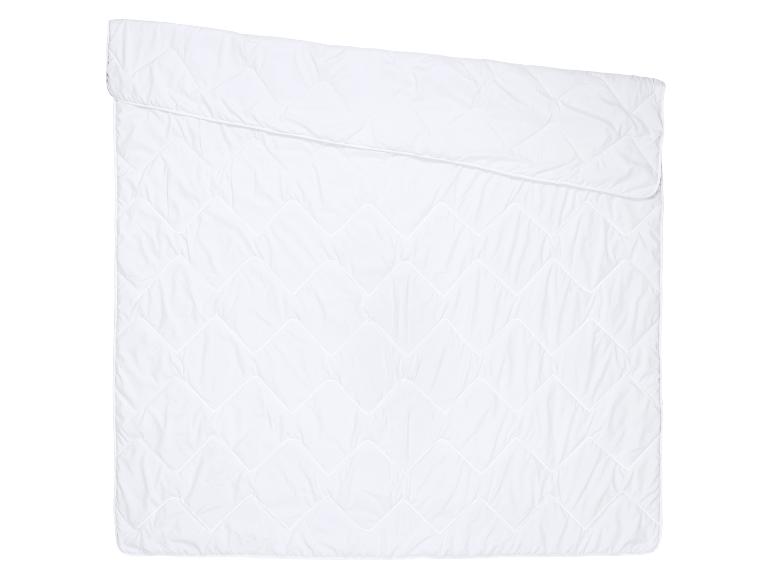 Weiße, gesteppte Bettdecke mit Zickzackmuster