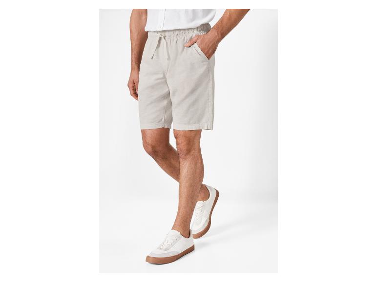Beige Leinen Shorts und weiße Sneaker für Herren.