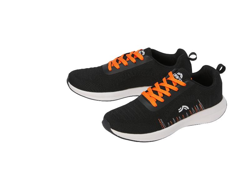 Ein Paar schwarze Sportschuhe mit orangefarbenen Schnürsenkeln und dekorativen Details.