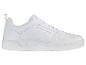 Weiße Sportschuhe mit weißen Schnürsenkeln und perforierten Details.