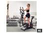 Eine Frau trainiert auf dem Christopeit AX 6500 2-in-1 Crosstrainer im Wohnzimmer. [KI-generiertes Bild]