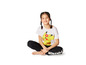 Ein Mädchen trägt ein weißes Pokemon-Shirt mit schwarzen Leggings.