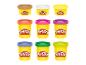 Neun Play-Doh Knetmassebehälter in verschiedenen Farben.