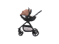 Beiger Kinderwagen mit schwarzem Gestell und Sitz, mit Korb darunter.